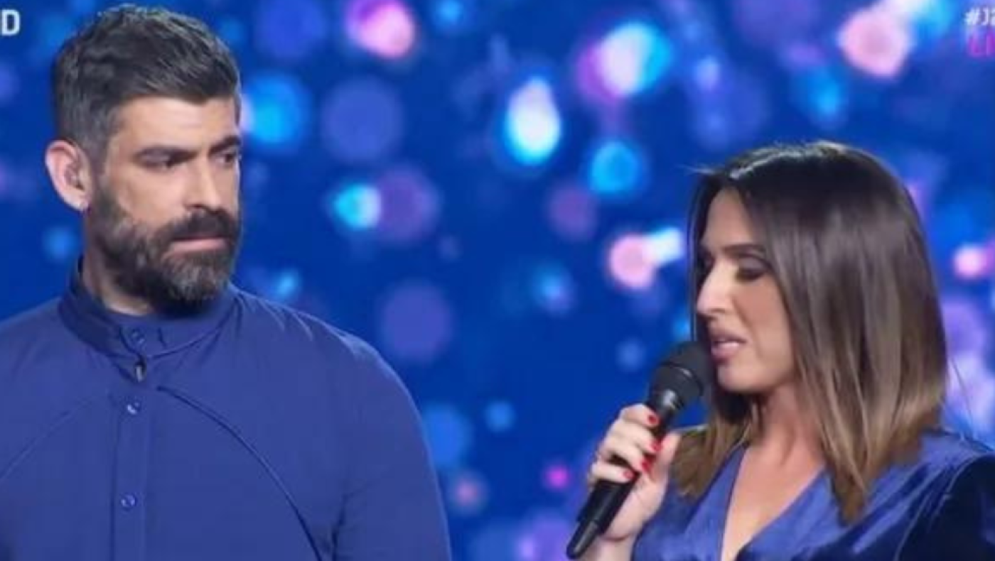 Συγκίνηση στο J2US: Η Ζωή Παπαδοπούλου αφιέρωσε τραγούδι σε μαθήτριά της που σκοτώθηκε στα Τέμπη