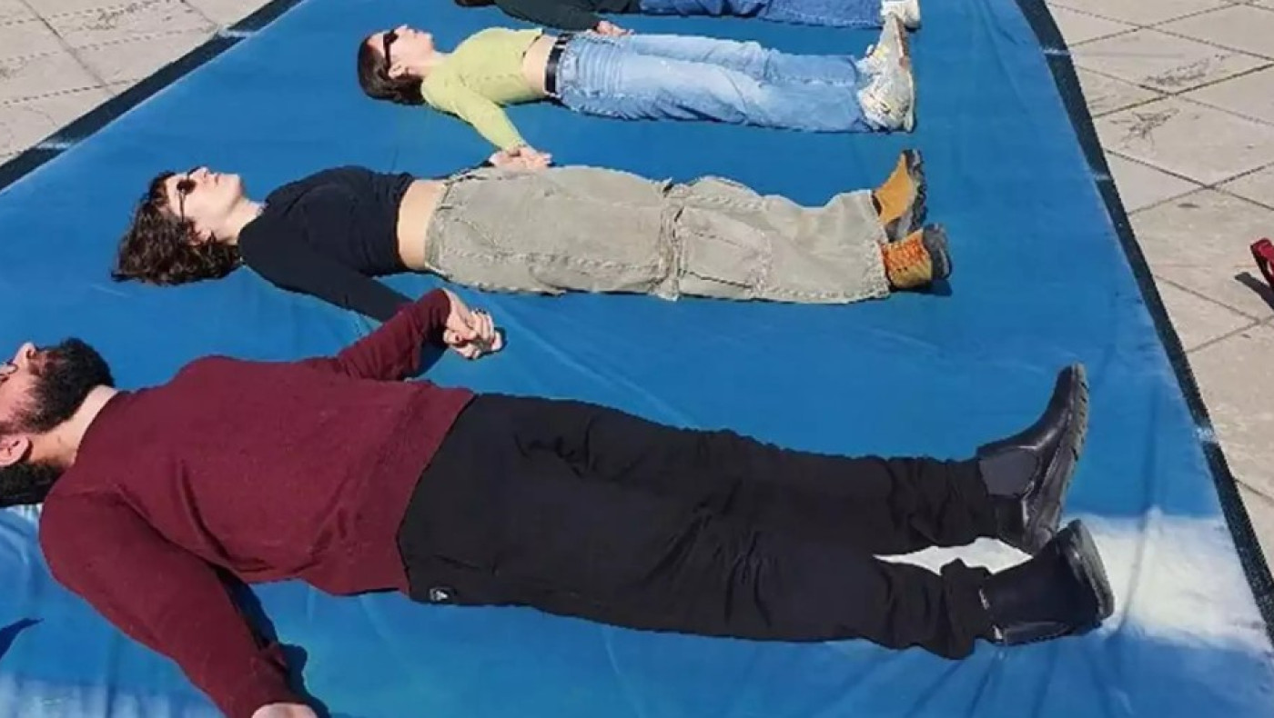 Τέμπη: Αποτύπωση των 57 θυμάτων σε πανό 102 μέτρων με την τεχνική της κυανοτυπίας