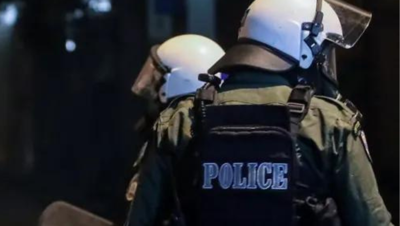 Πανεπιστημιούπολη: Πεδίο μάχης με μολότοφ και κρότου λάμψης - Στις φλόγες σε 7 αυτοκίνητα