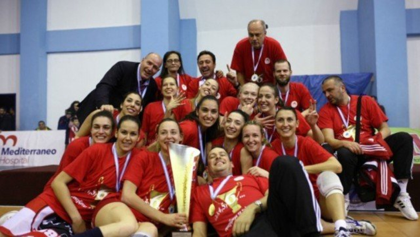 Κατατρόπωσαν την ΑΕΚ και σήκωσαν το Κύπελλο οι «ερυθρόλευκες»