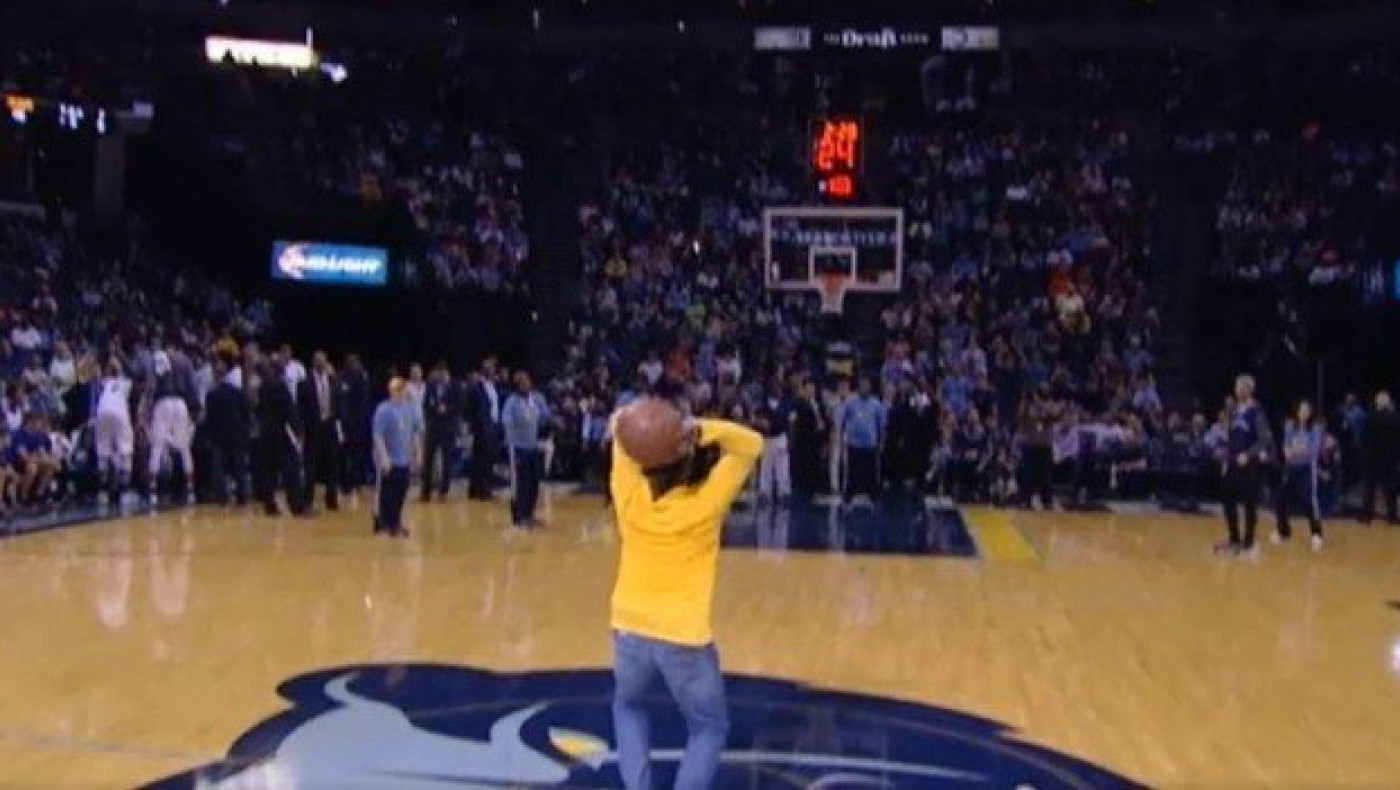 Φίλαθλος κέρδισε αυτοκίνητο με σουτ-«αράουτ» από το κέντρο! (vid)