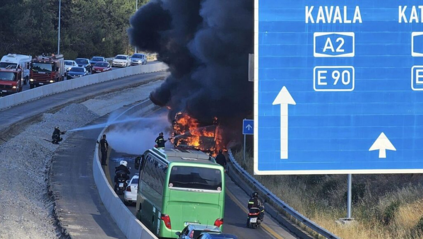 Θεσσαλονίκη: Φωτιά σε λεωφορείο του ΟΑΣΘ στον Περιφερειακό (vid)