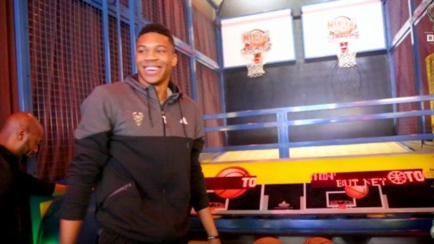 Μπασκετάκι σε λούνα πάρκ για τον Γιάννη Αντετοκούνμπο (VIDEO)