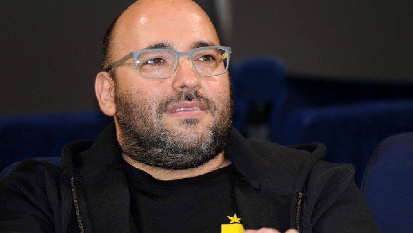 Σε αναμμένα       κάρβουνα κάθεται ο Νίκος Λάσκαρης