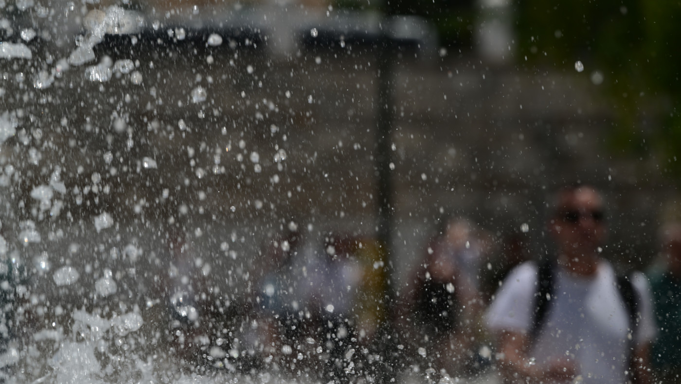 Καιρός: Επιμένει ο καύσωνας - Πού αναμένονται χαλάζι και καταιγίδες