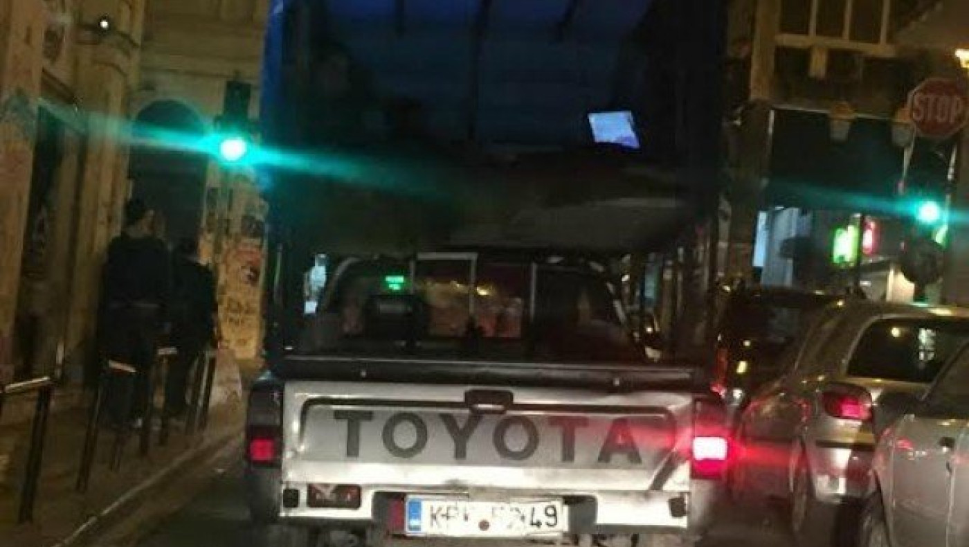 VIRAL: Το Toyota... μεζονέτα των Αθίγγανων στους δρόμους της Αθήνας!