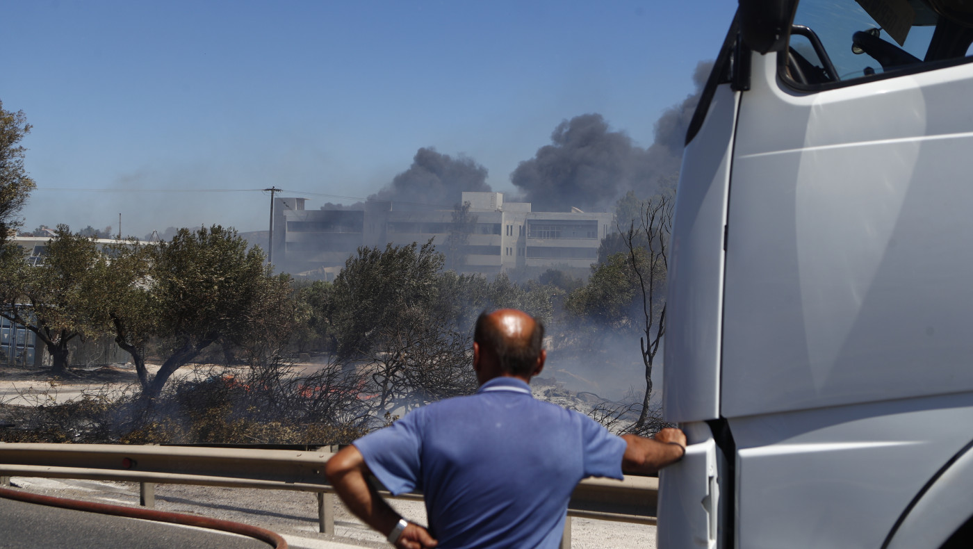 Ανεξέλεγκτη η φωτιά στη Βάρης-Κορωπίου: Στις αυλές των σπιτιών οι φλόγες