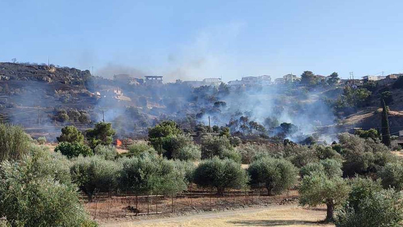 Μαίνονται τα πύρινα μέτωπα σε Σαλαμίνα και Άνδρο-Νέα μηνύματα από το 112