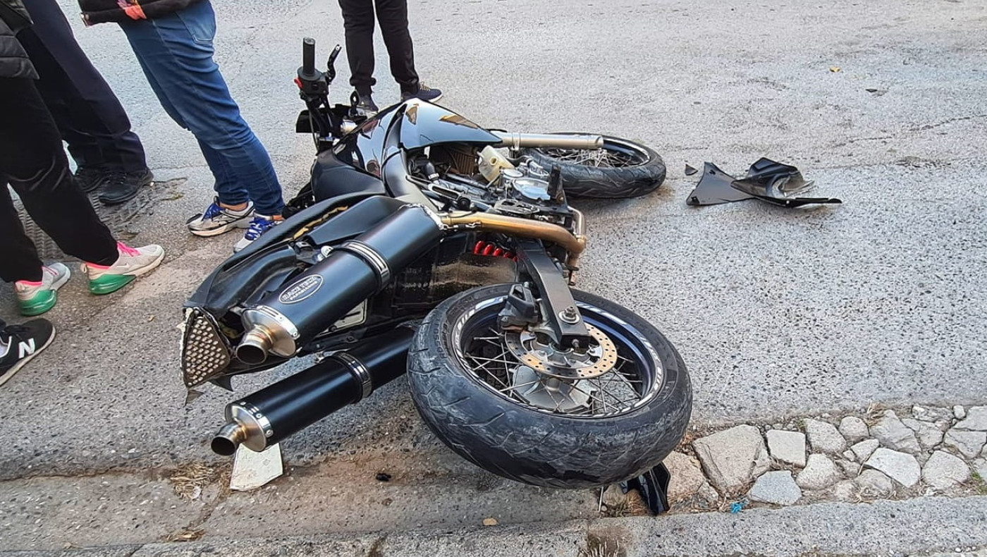 Ν. Φιλαδέλφεια: Η στιγμή της σύγκρουσης του 27χρονου με το τρόλεϊ