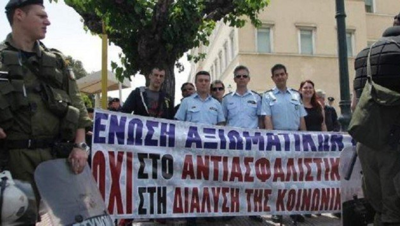 Απίστευτο και όμως ελληνικό! ΜΑΤ σχημάτισαν κλοιό γύρω από ένστολους!