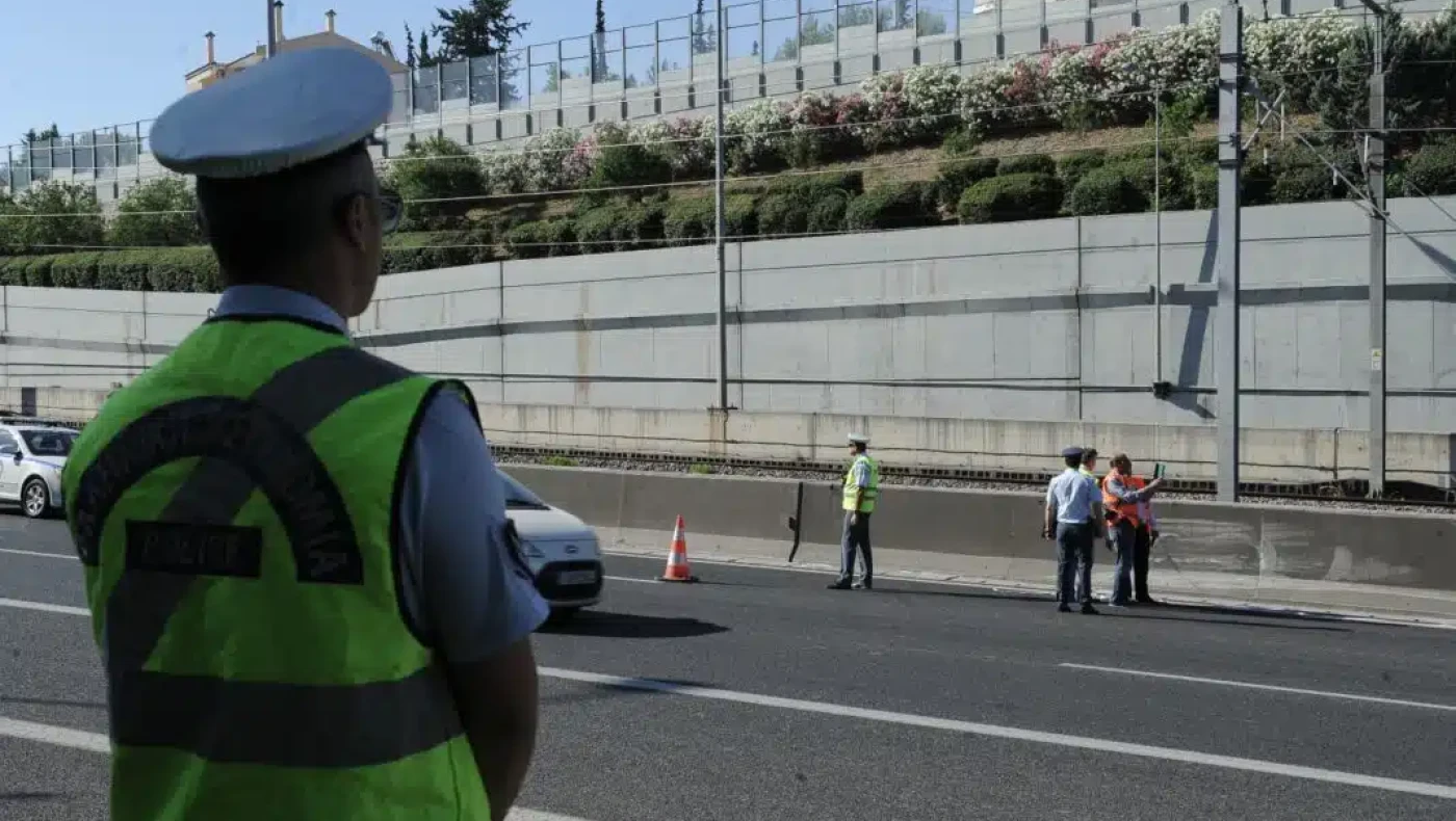 ΙΧ δε σταμάτησε σε έλεγχο της ΕΛ.ΑΣ. έσπασε μπάρες και μπήκε ανάποδα στο «Δαχτυλίδι»