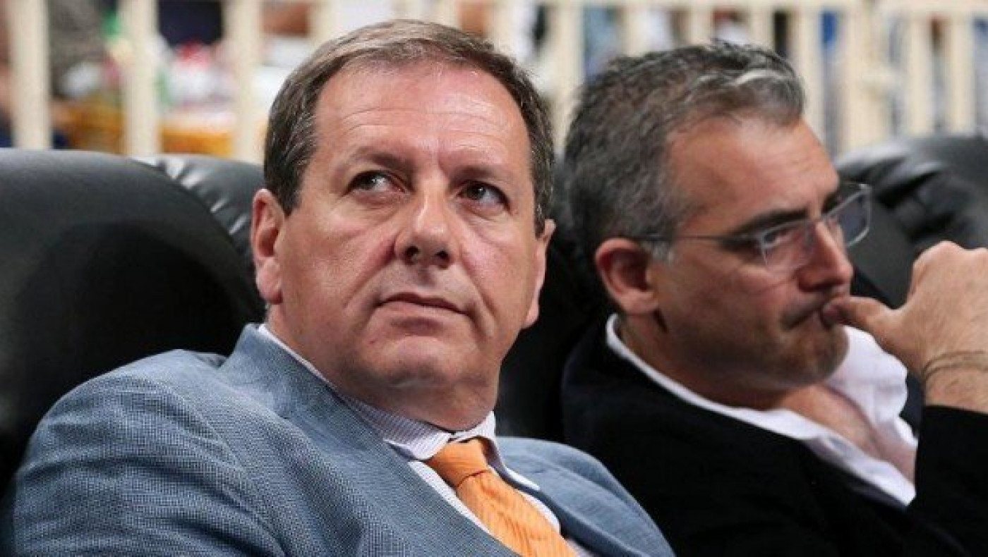 Στα αποδυτήρια για να συγχαρεί τους παίκτες της ΑΕΚ ο Αγγελόπουλος