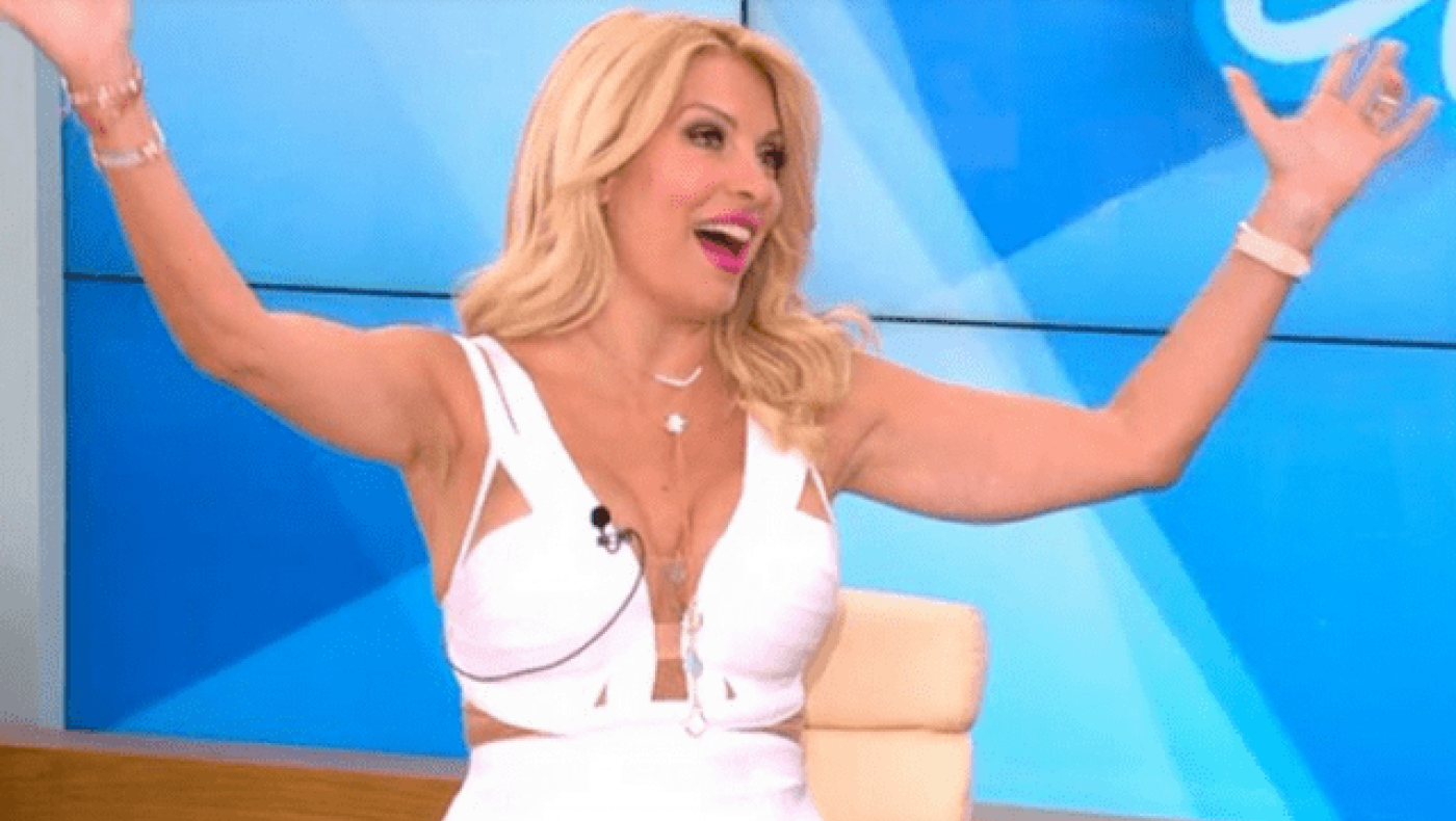 Μία... σφήκα παραλίγο να μπει στο σουτιέν της Ελένης Μενεγάκη (ΒΙΝΤΕΟ)