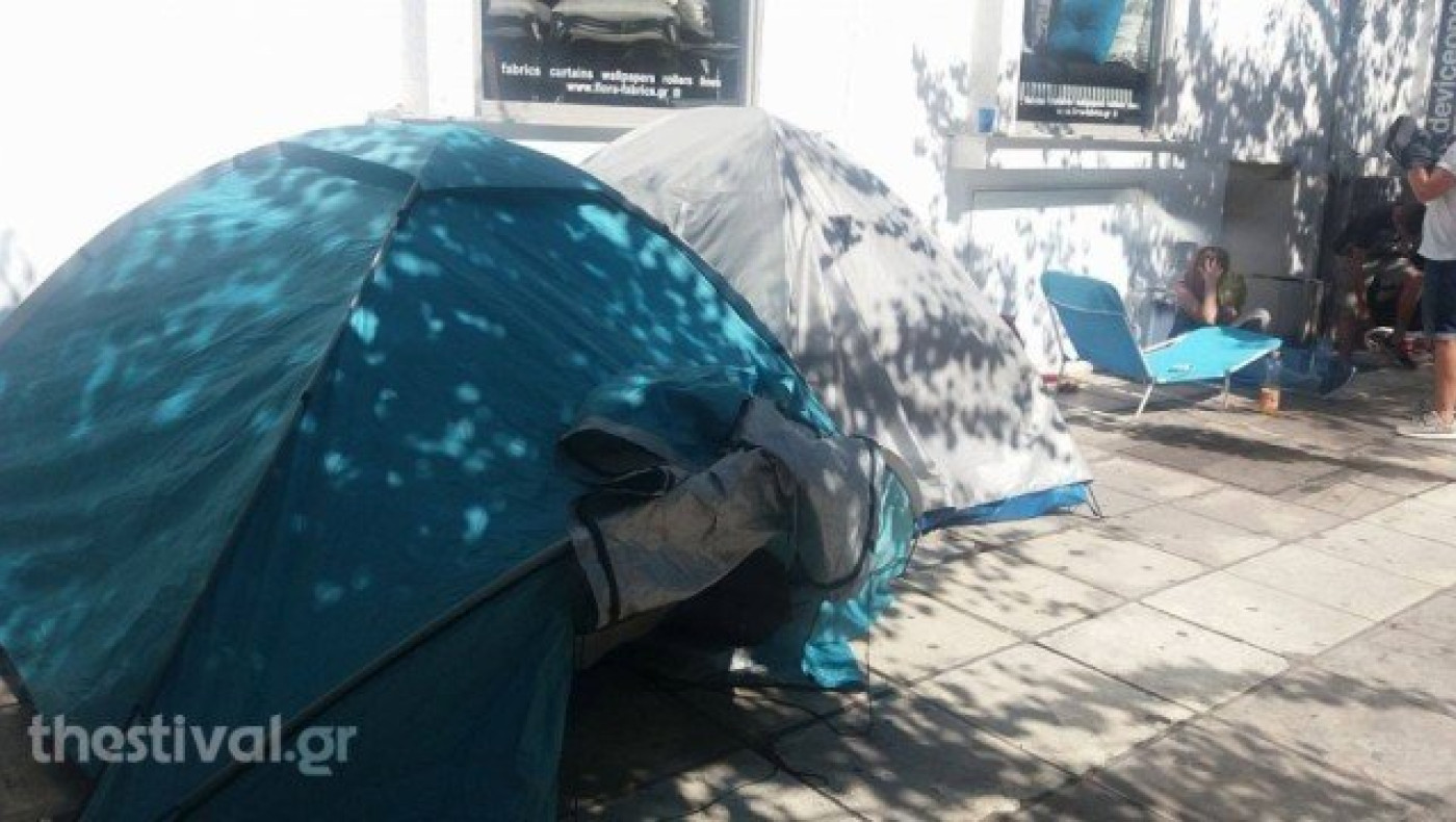 ΑΠΙΣΤΕΥΤΟ! Κατασκήνωσαν έξω από κατάστημα για ένα ζευγάρι παπούτσια