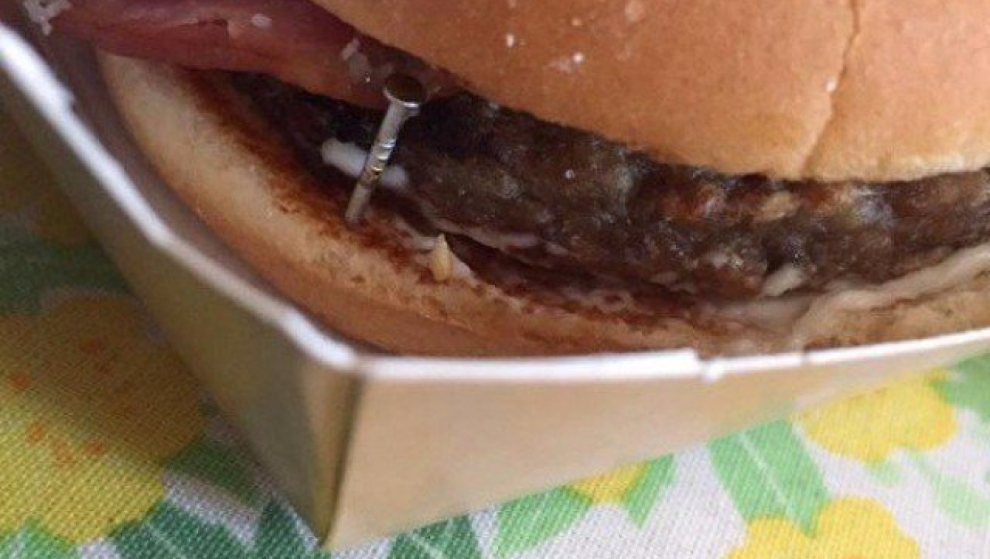 Θεσσαλονίκη: Βρέθηκε καρφί μέσα σε burger από μαγαζί της πόλης! (ΦΩΤΟ)