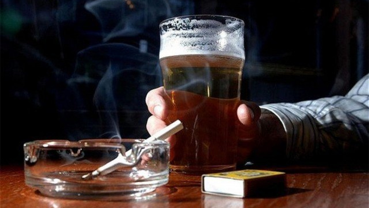 Απίστευτο: Τσιγάρα και μπίρες στα αποδυτήρια ομάδας στο Euro! (pic)