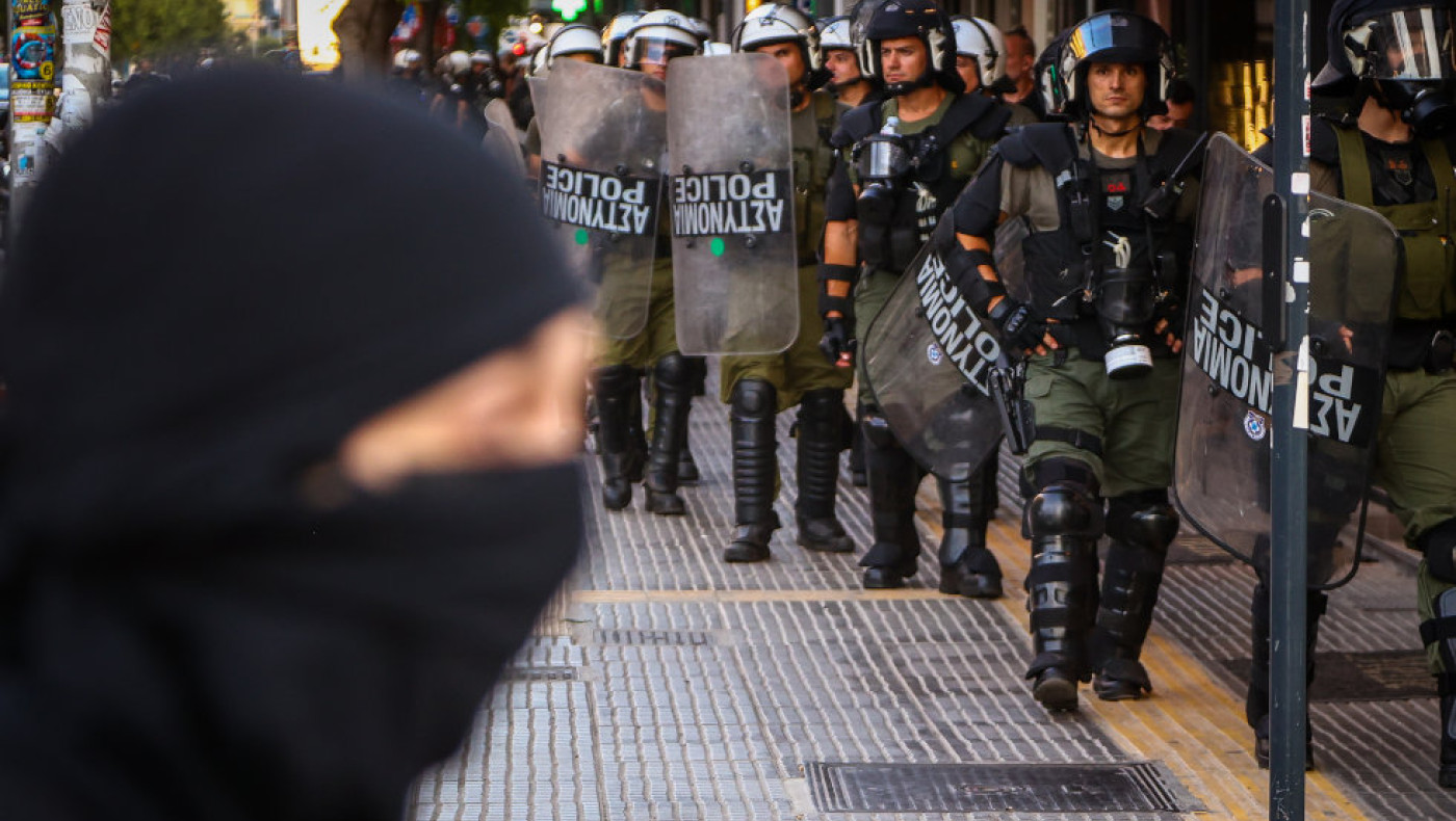 Θεσσαλονίκη: Ένταση μεταξύ κουκουλοφόρων και αστυνομικών σε πορεία