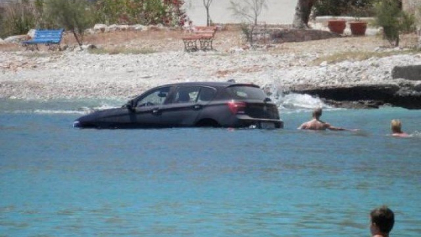 68χρονη τουρίστρια έπεσε με το αυτοκίνητο στη θάλασσα