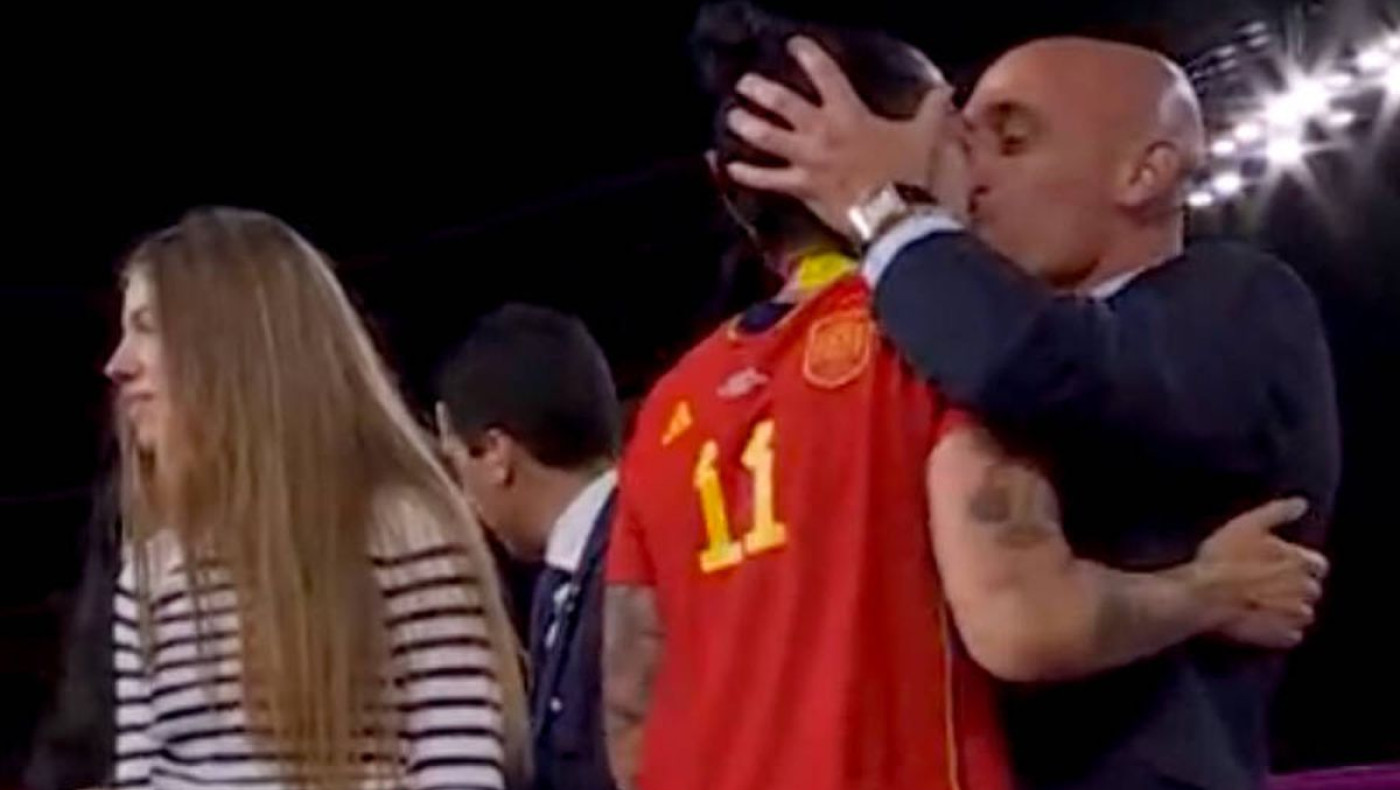 Photostory: Το φιλί του Ρουμπιάλες που οδήγησε στην καρατόμησή του