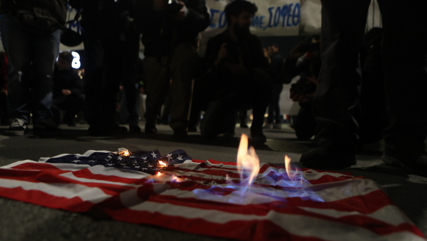 Θεσσαλονίκη-Πολυτεχνείο: Έκαψαν σημαίες των ΗΠΑ, Ισραήλ και ΝΑΤΟ