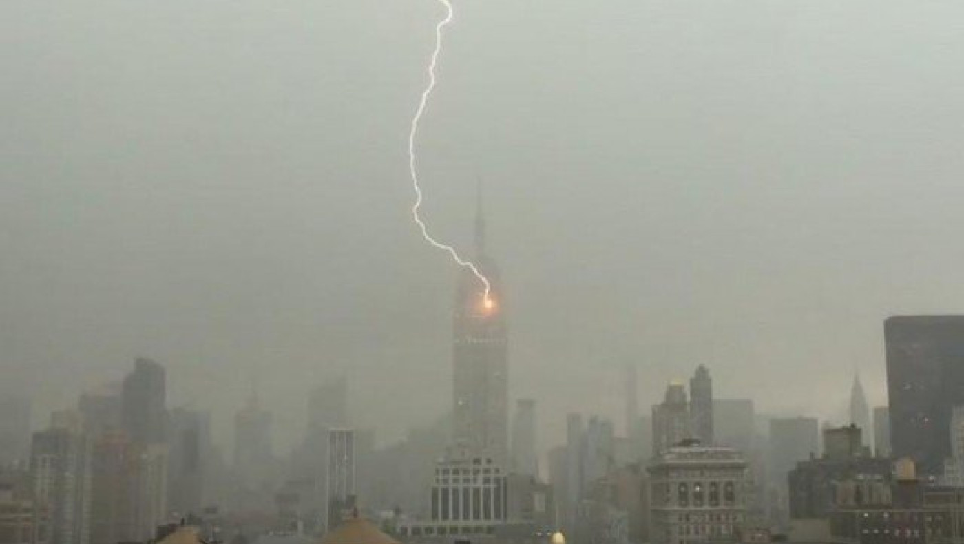 Η στιγμή που κεραυνός χτυπά το Empire State Building (video)