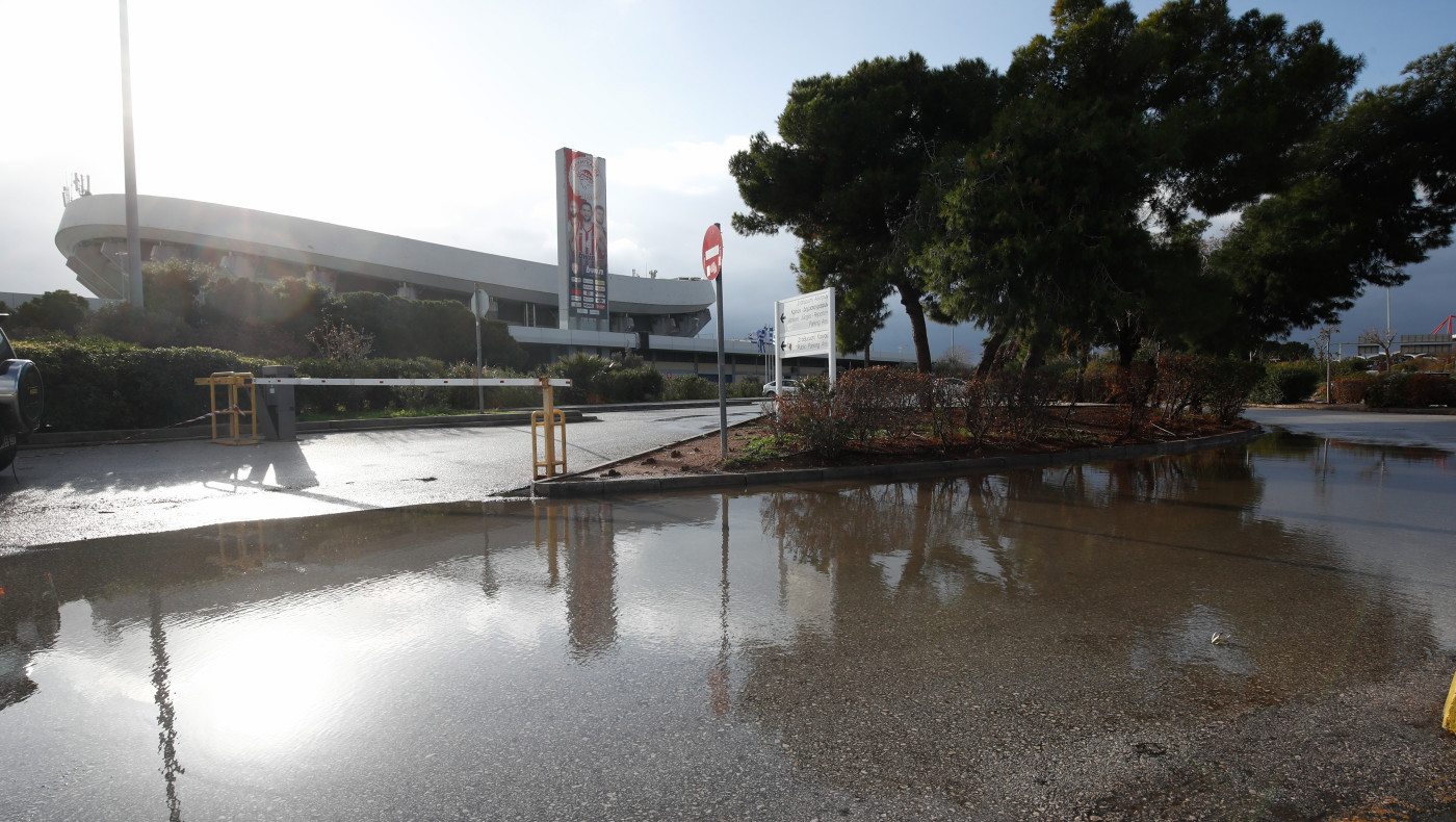 «Λίμνη» εντός κι εκτός το ΣΕΦ λόγω της κακοκαιρίας-Τι απαντά η διοίκηση του Σταδίου