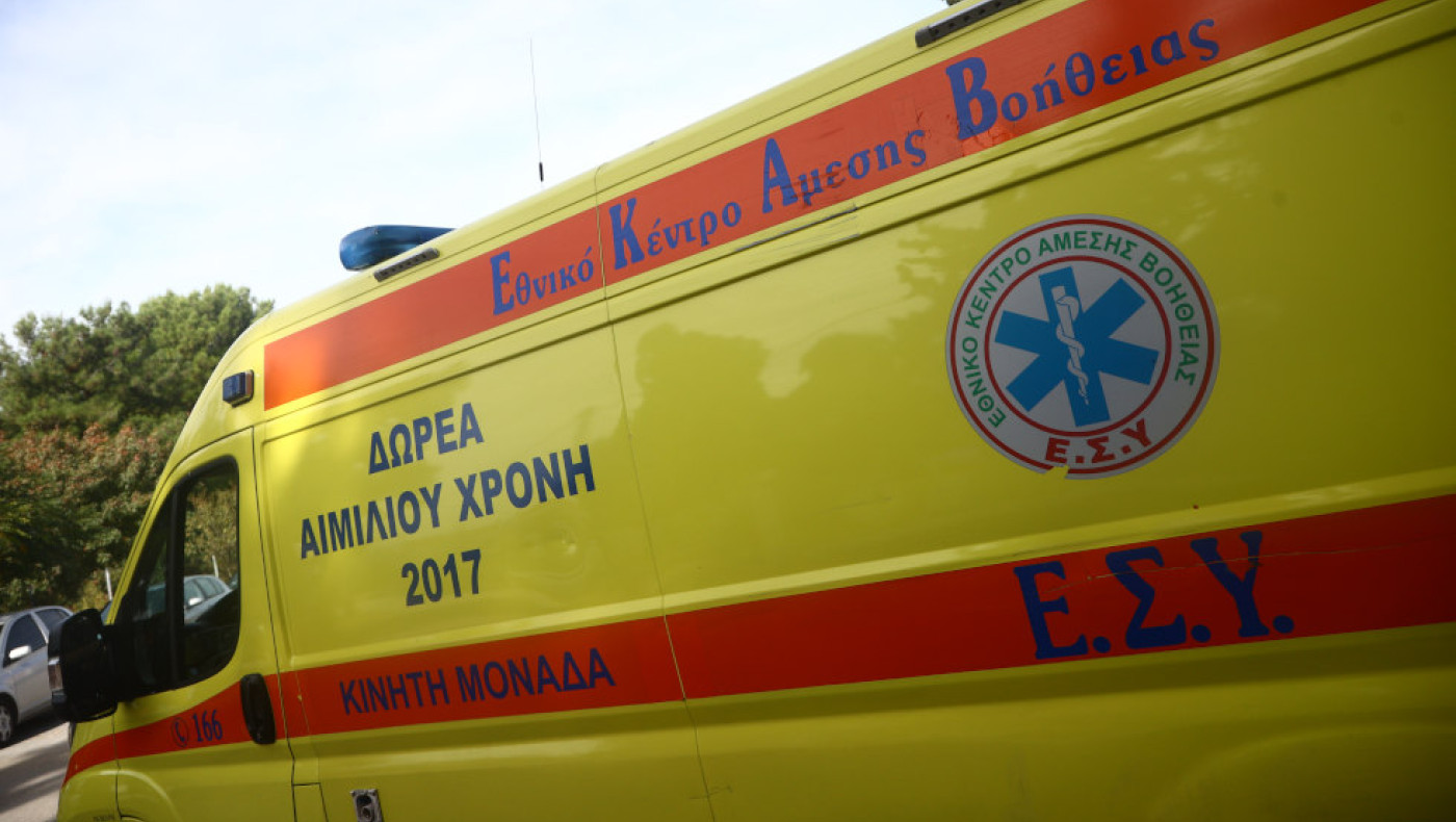 Τροχαίο δυστύχημα στη Θεσσαλονίκη: Γυναίκα έπεσε με τη μηχανή της σε μπάρες