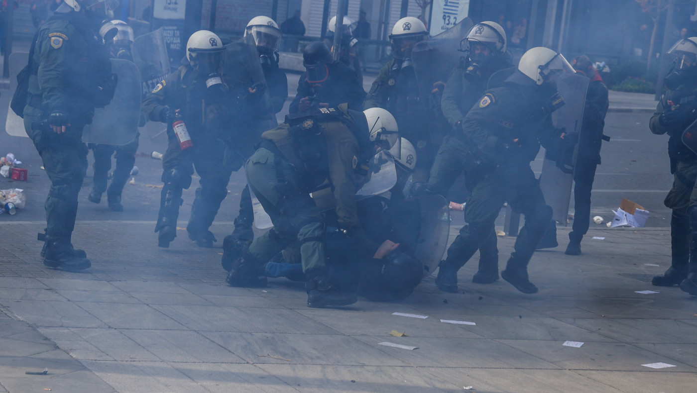 Τέμπη: Επεισόδια με πέτρες και μολότοφ σε Αθήνα και Θεσσαλονίκη