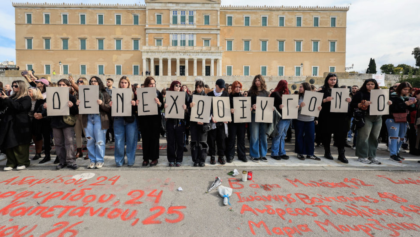 Τραγωδία στα Τέμπη-Έγραψαν τα ονόματα των θυμάτων σε Σύνταγμα και Λευκό Πύργο (vid)