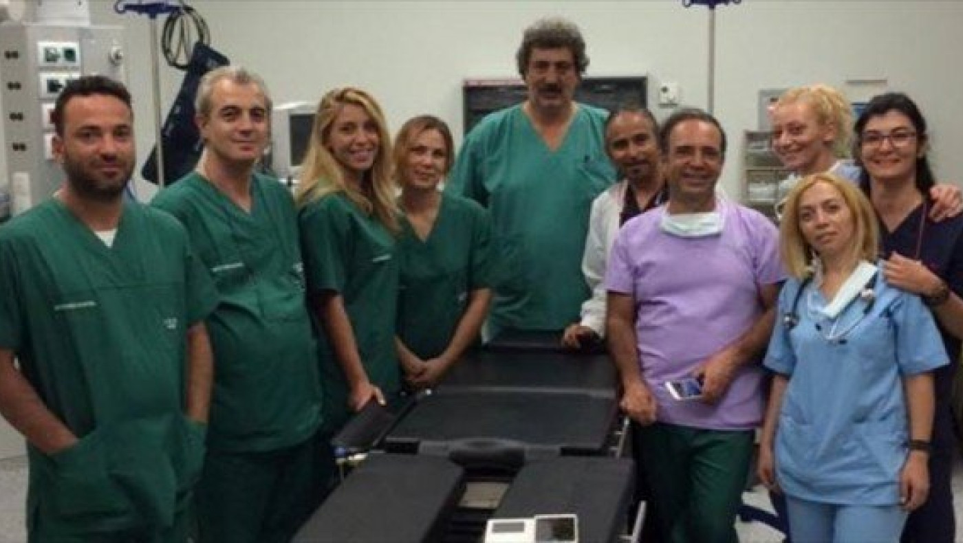 Ο Πολάκης χειρούργησε στη Σαντορίνη & το αφιερώνει στους επικριτές του