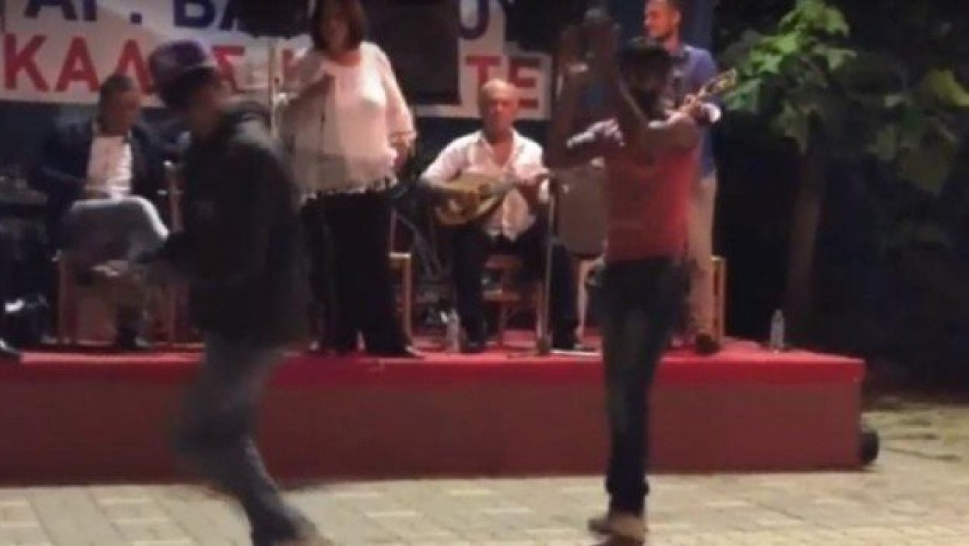 ΕΠΙΚΟ: Χόρεψε break dance σε πανηγύρι ακούγοντας «Καγκέλια» (video)