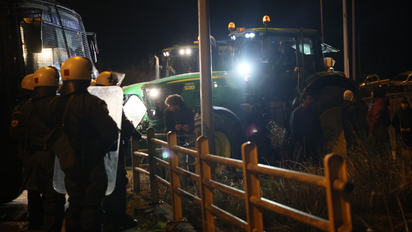 Θεσσαλονίκη: Οι αγρότες απέκλεισαν την Εθνική οδό στα Μάλγαρα
