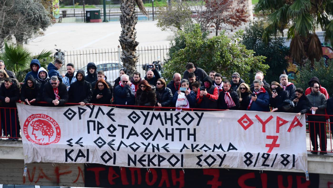 Βαθιά συγκίνηση στο μνημόσυνο των θυμάτων της Θύρας 7- Παρούσα όλη η «ερυθρόλευκη» οικογένεια