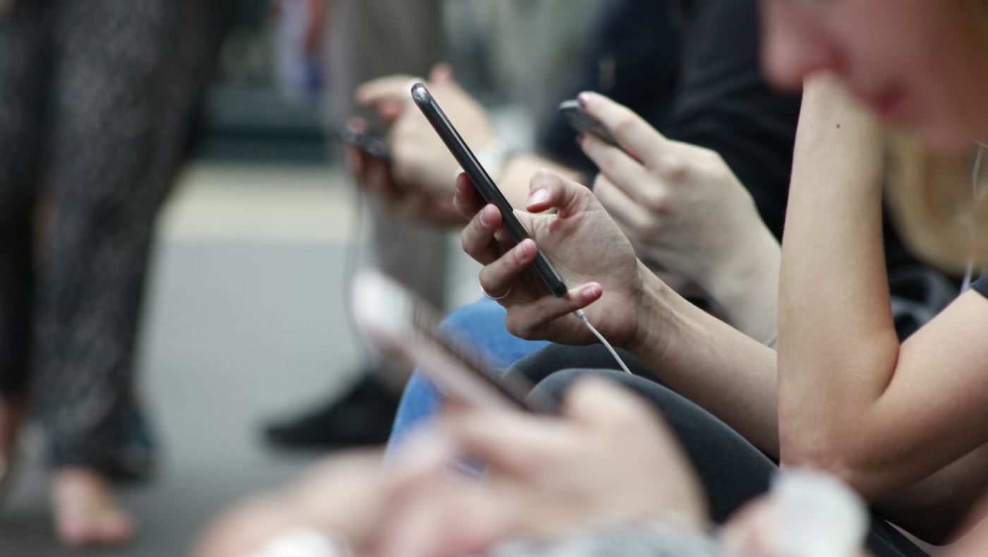 Phone Free February: Ποια είναι η νέα τάση που μας «ξεκόβει» το κινητό