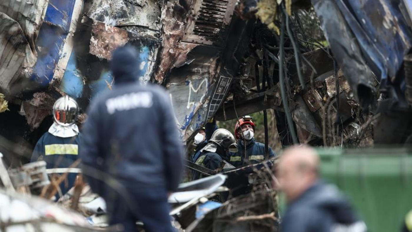 Τέμπη: Ποιος είναι ο δημιουργός των αφισών για τις μαζικές συγκεντρώσεις