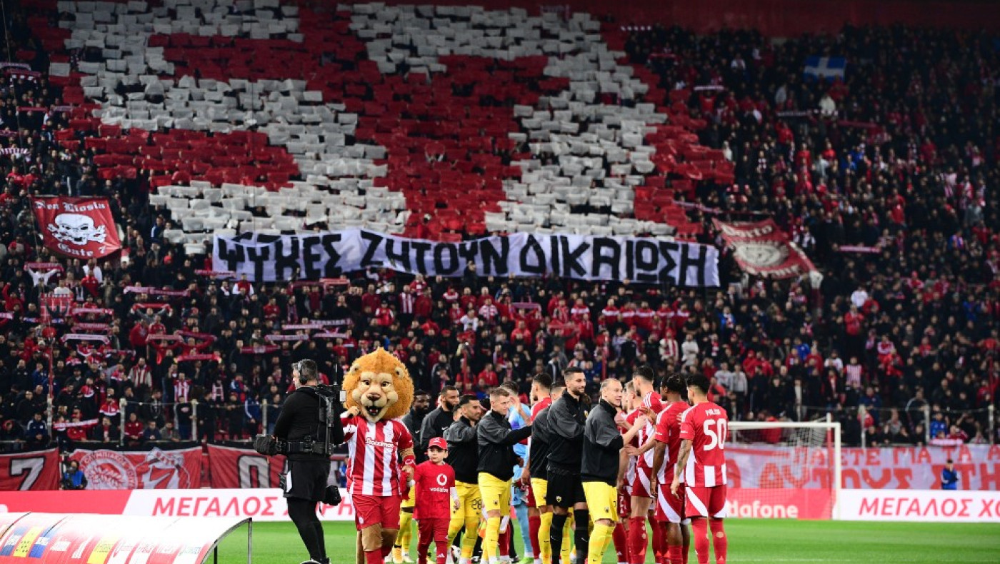 Ολυμπιακός: Το πανό της Θύρας 7 για την τραγωδία των Τεμπών