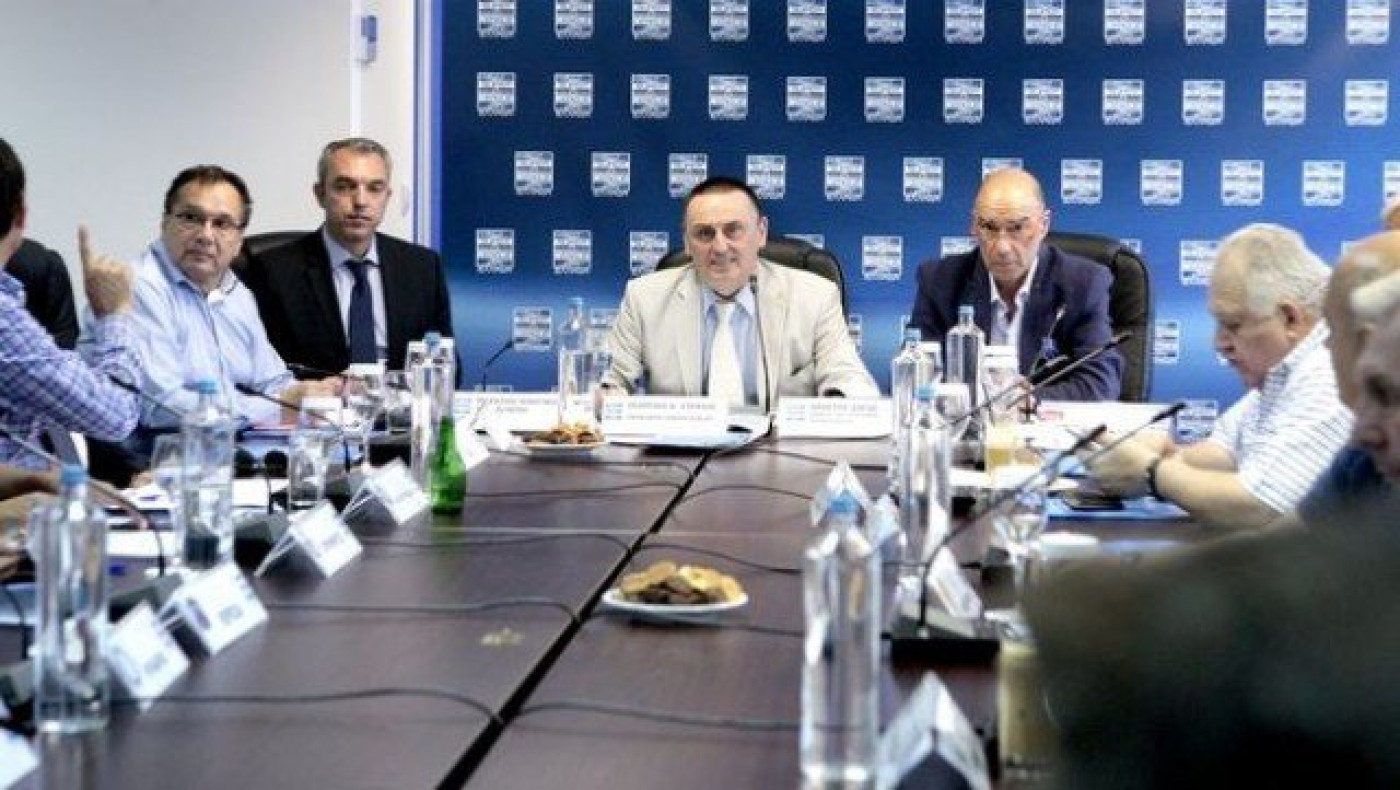 Η     Super      League               «δείχνει»… ΕΠΟ