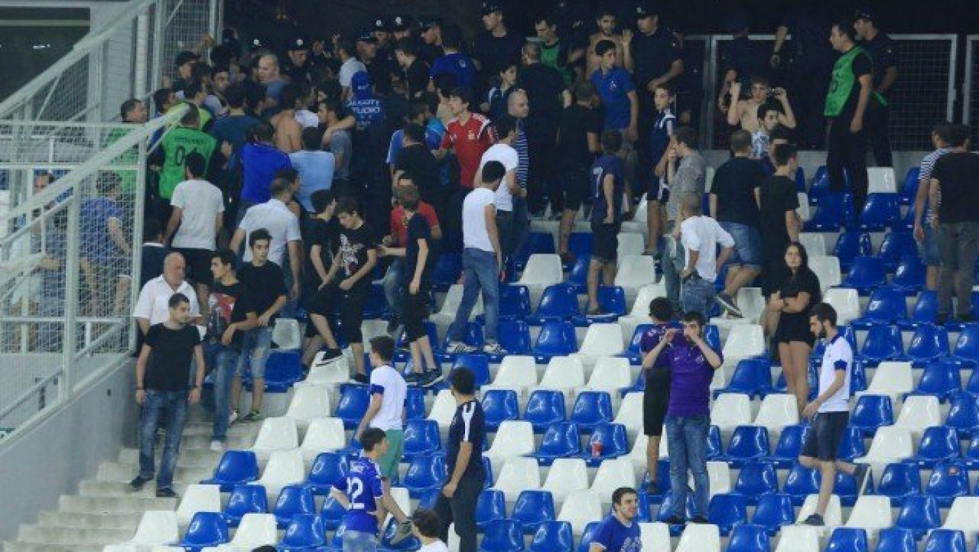 Οι δύο    «πυρήνες»      και      οι       «γιούχες»
