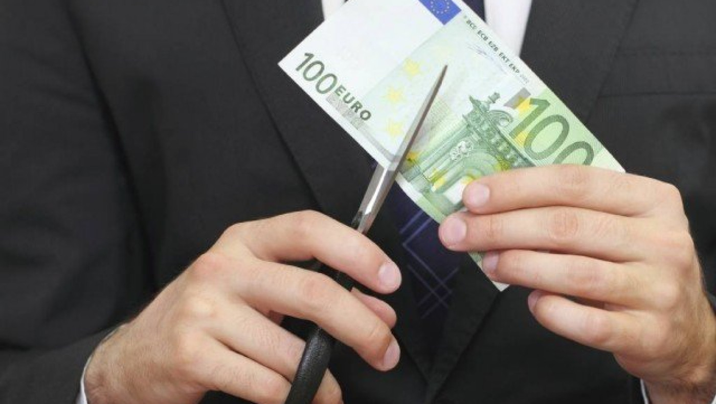 Μείωση  μισθών  και  πάγωμα  προσλήψεων  ζητά  η  τρόικα