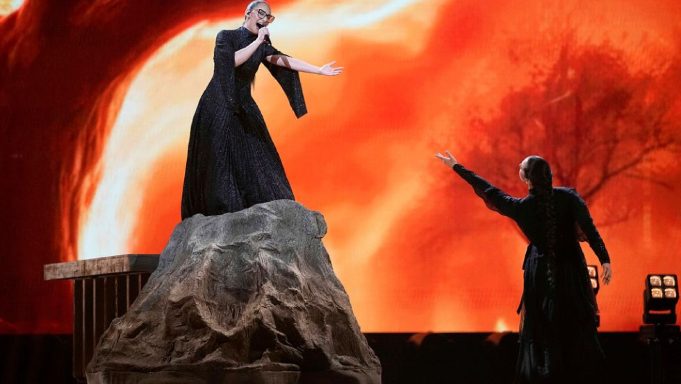 Eurovision: Ποια ήταν η «μαυροφορεμένη μάνα» στην εμφάνιση της Ελλάδας