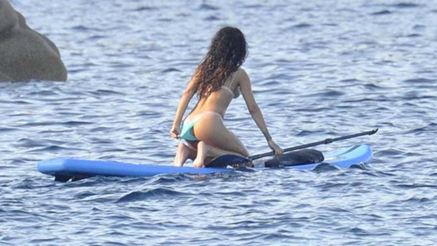 Καυτές πόζες από Ριάνα κάνοντας paddleboarding (pics)