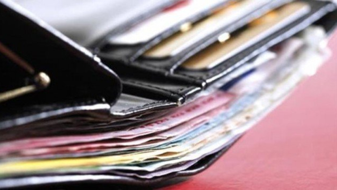 Φοιτήτρια        βρήκε     γεμάτο πορτοφόλι και το παρέδωσε