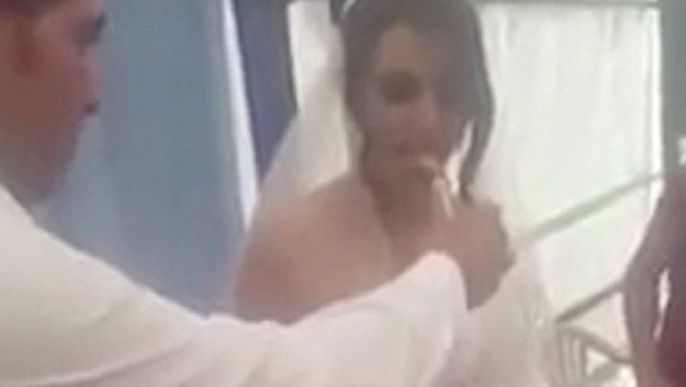 Πήγε να τον ταΐσει τούρτα στο γάμο τους κι εκείνος τη χτύπησε! (video)