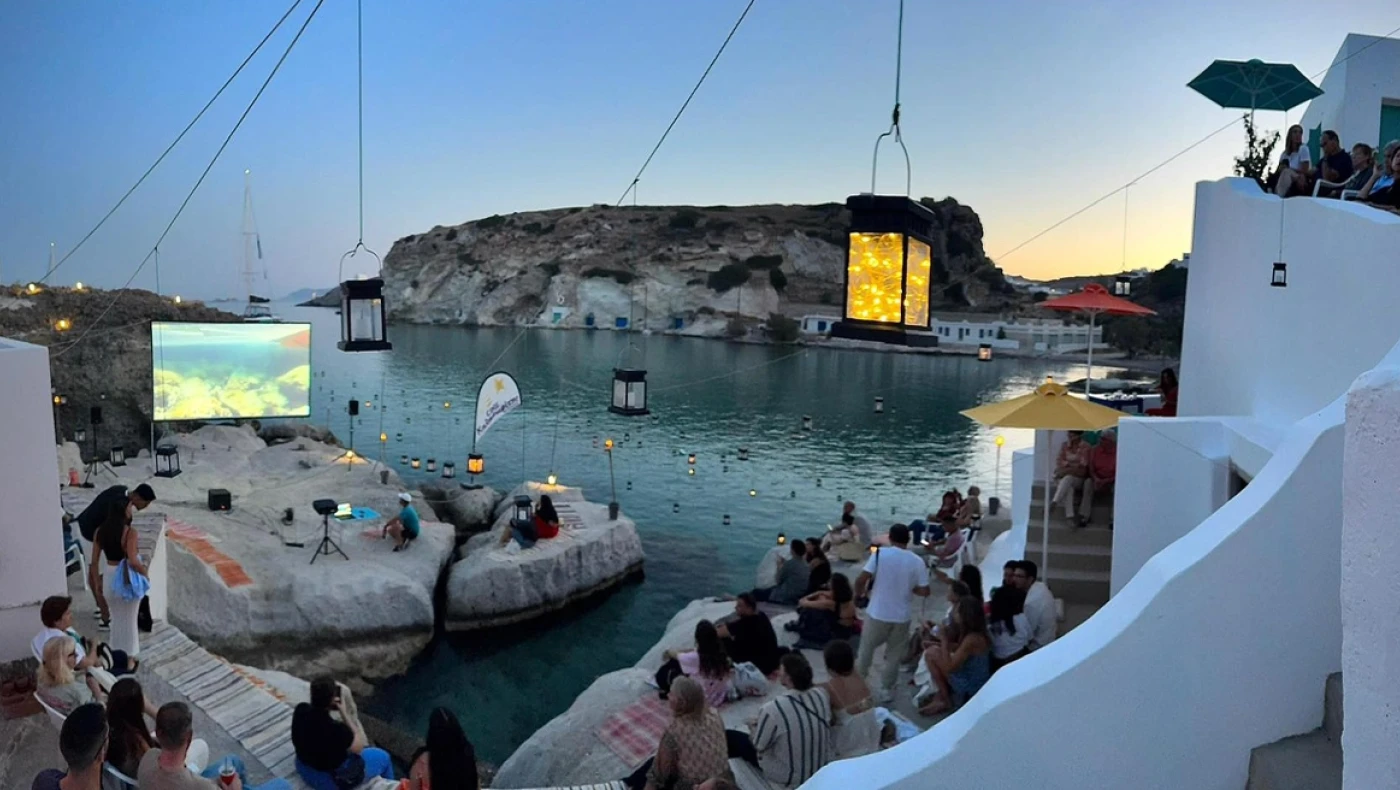 Κίμωλος: Το πανέμορφο θερινό σινεμά που κάνει τον γύρο του διαδικτύου