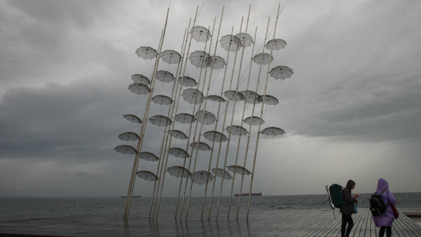 Θεσσαλονίκη: Άνδρας έπεσε στον Θερμαϊκό-Τον έσωσε τροχονόμος