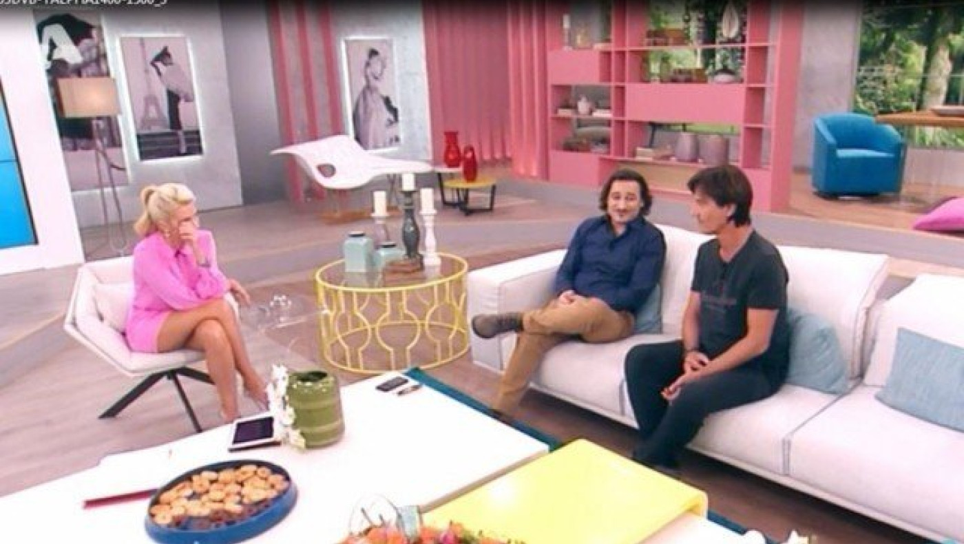 Η Ελένη Μενεγάκη έβαλε... «φωτιά»  με το σταυροπόδι της! (ΒΙΝΤΕΟ)