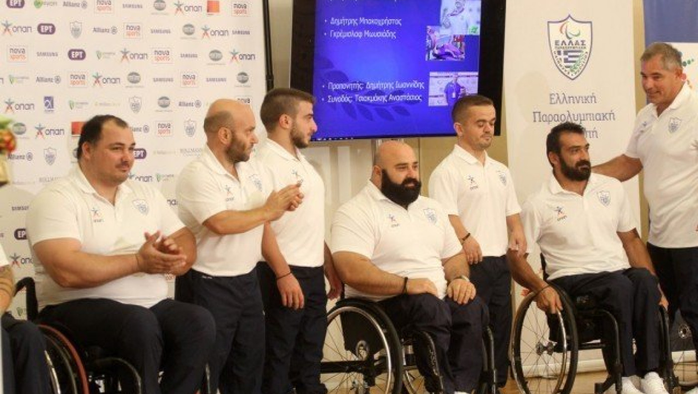 «Η Χρυσή       Αυγή    να αποσύρει τις φωτογραφίες μας»