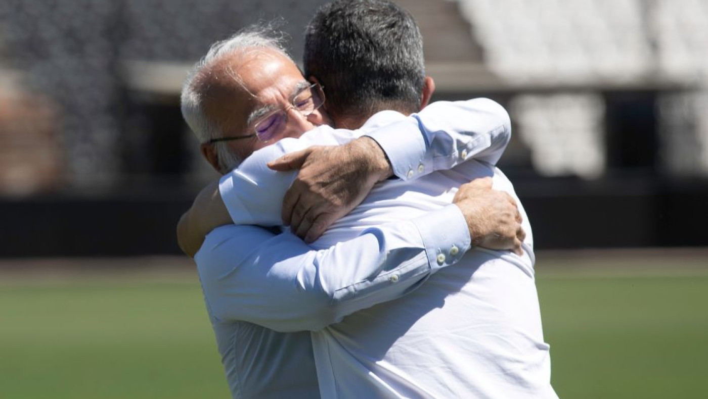 Η πρώτη φωτογραφία της επιστροφής Σαββίδη: Τετ α τετ και αγκαλιά με Λουτσέσκου στην Τούμπα