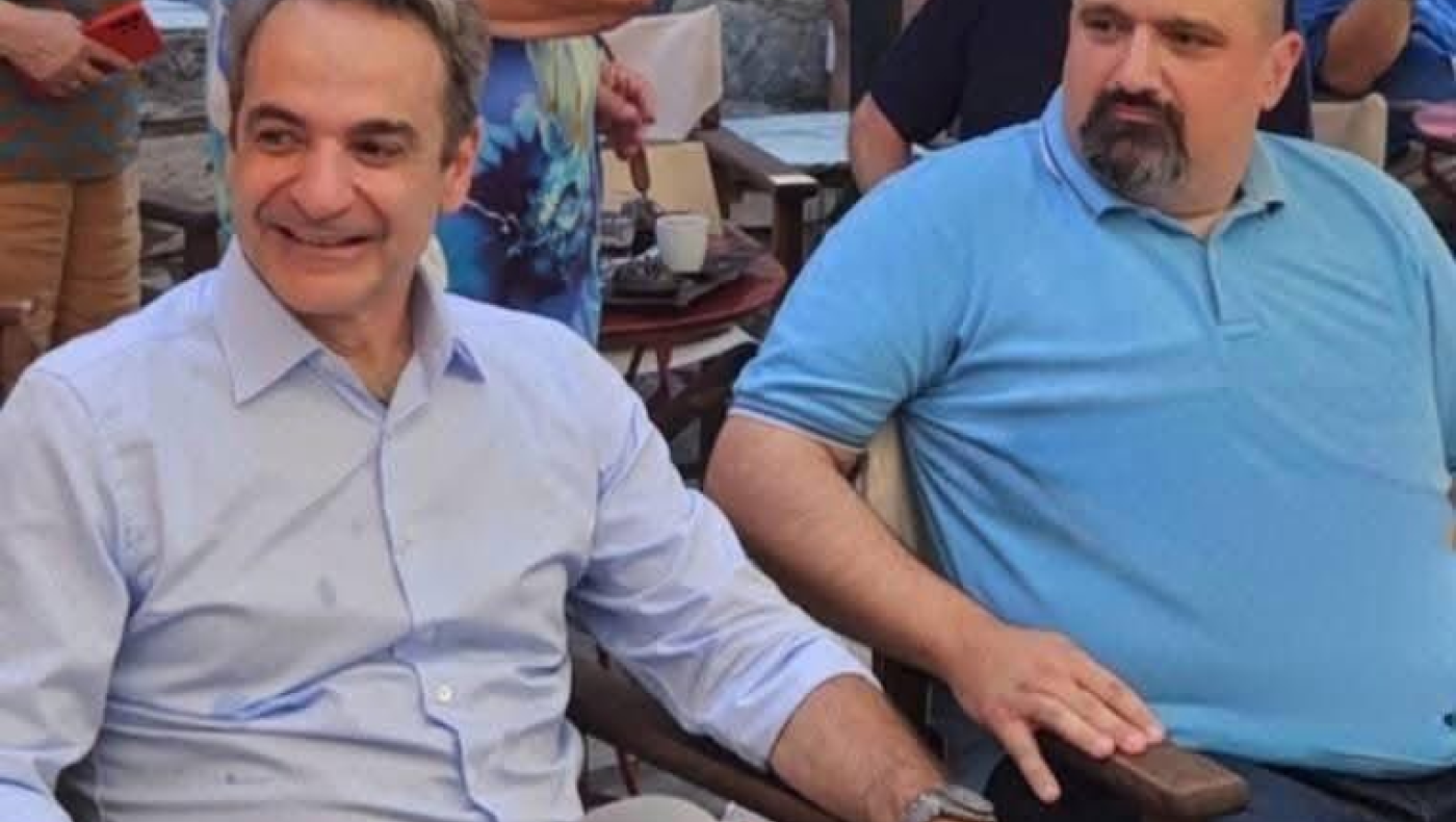 Ο Μητσοτάκης στηρίζει Τριαντόπουλο με α λα μπρατσέτα εμφάνιση στη Σκιάθο