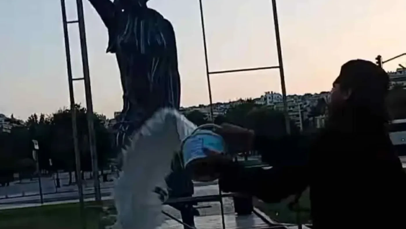 Μοναχός πέταξε μπογιά στο γλυπτό «Γυναίκα σε λεωφορείο» γιατί... «ήταν δαιμονισμένο»